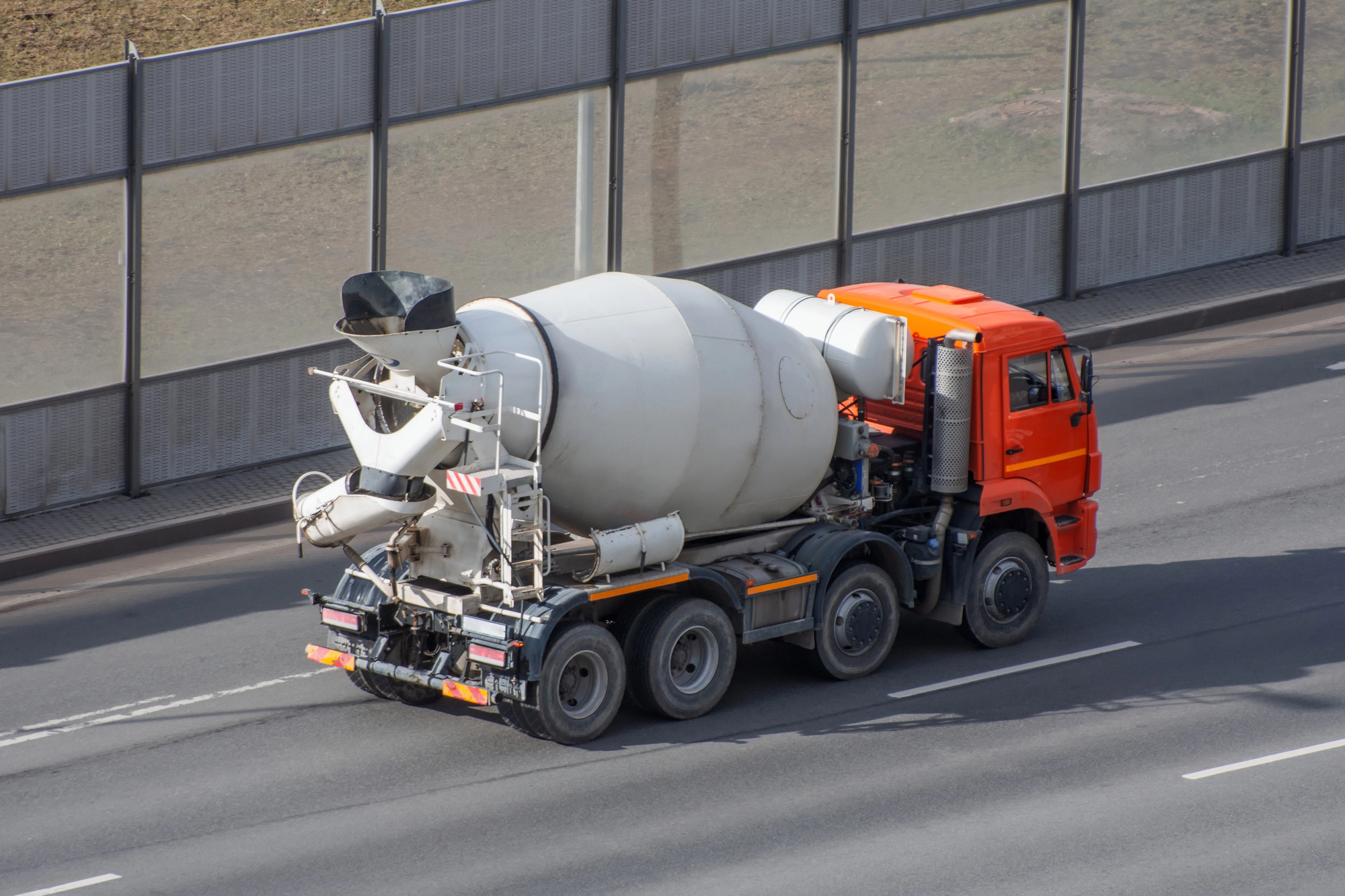 Betonomieszarka dostarczająca beton towarowy na budowę w Iławie
