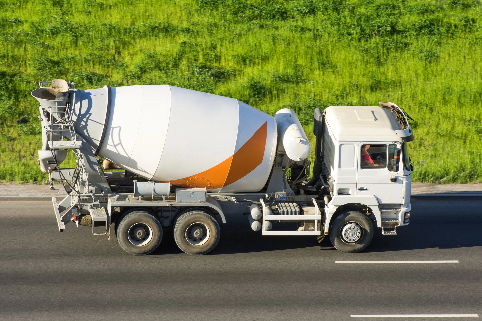 Betonomieszarka w drodze na budowę — dostawa betonu towarowego w Polsce