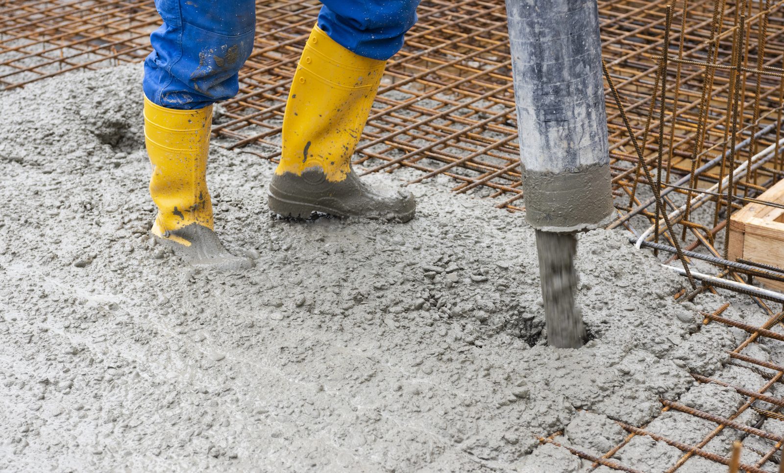 Wylewanie betonu towarowego z pompy na zbrojenie fundamentu — gotowa mieszanka betonowa klasy C20/25 z wytwórni zgodnej z normą PN-EN 206